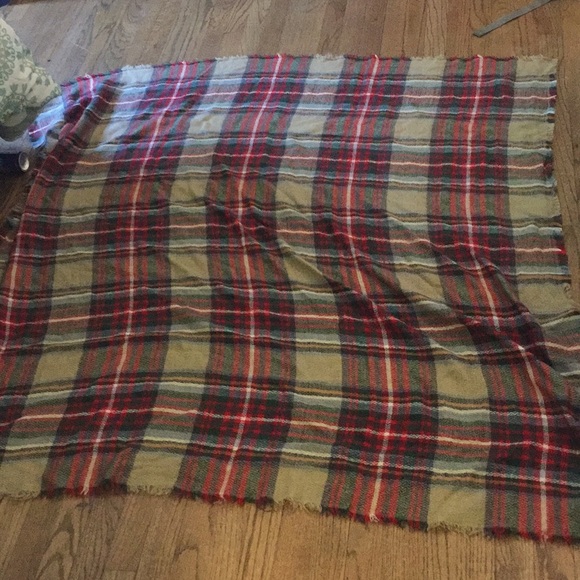 Large, plaid winter fashion scarf - Picture 1 of 3